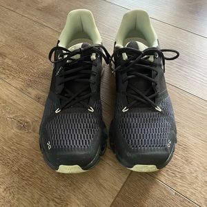 Women’s On Cloud Cloudflyer Shoes size 10